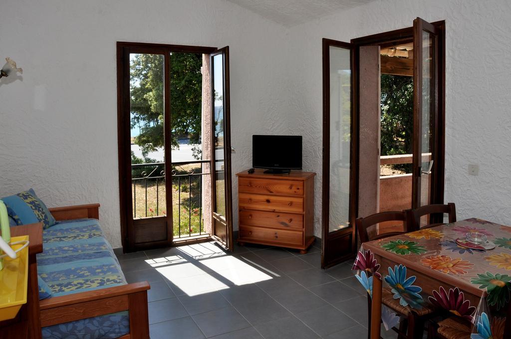 Sole E Mare Aparthotel Santa-Maria-Poggio  Ruang foto